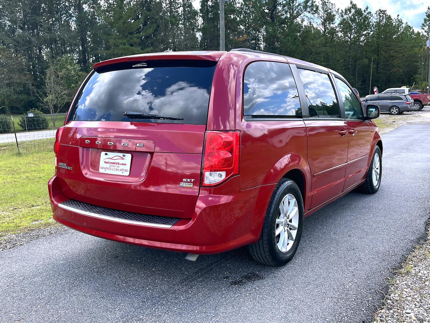 2016 Red Dodge Grand Caravan SXT (2C4RDGCG4GR) with an 3.6L V6 DOHC 24V engine, 6Automatic transmission, located at 18001 Kellogg Rd, Saucier, MS, 39574, (228) 832-1441, 39.421459, -76.641457 - Photo#3